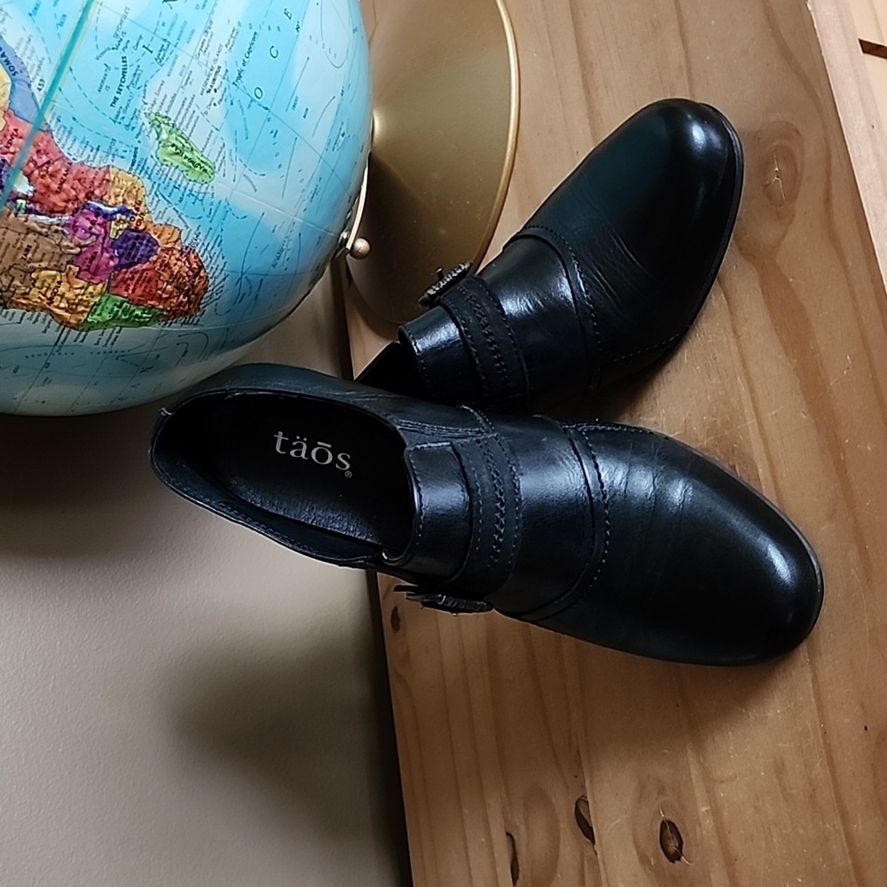 Taos Täōs Duo size 8 black leather buckle heeled shoes size EU 39